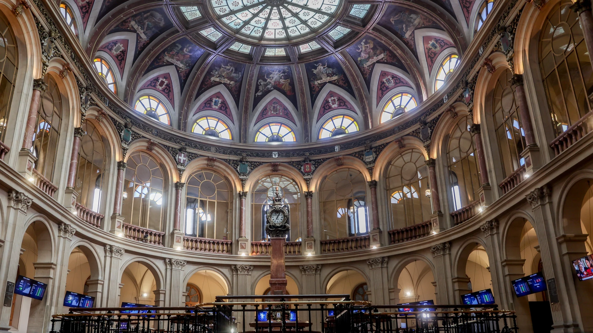 Economía/Bolsa.- El Ibex 35 cae un 0,2% en la apertura, aunque mantiene 9.400 puntos