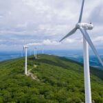 La foto aérea, tomada el 19 de junio de 2022, muestra las turbinas eólicas en un parque forestal en el distrito de Raohe, en la provincia nororiental china de Heilon gjiang. (Xinhua/Xie Jianfei)