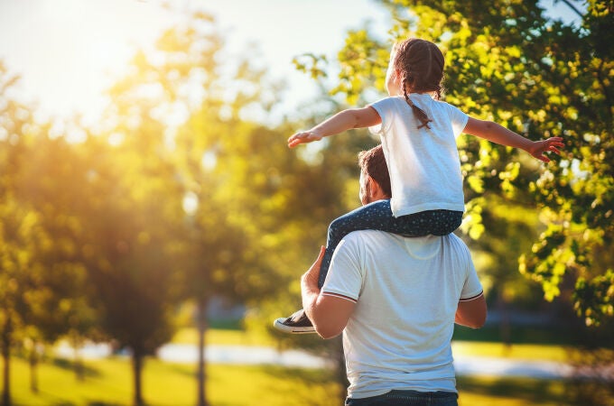 Padre e hija subida en los hombros. Concepto de paternidad