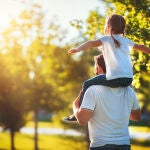 Padre e hija subida en los hombros. Concepto de paternidad