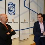 Conrado íscar, presidente de la Diputación de Valladolid, presenta el "Blacklladolid" junto al escritor César Pérez Gellida