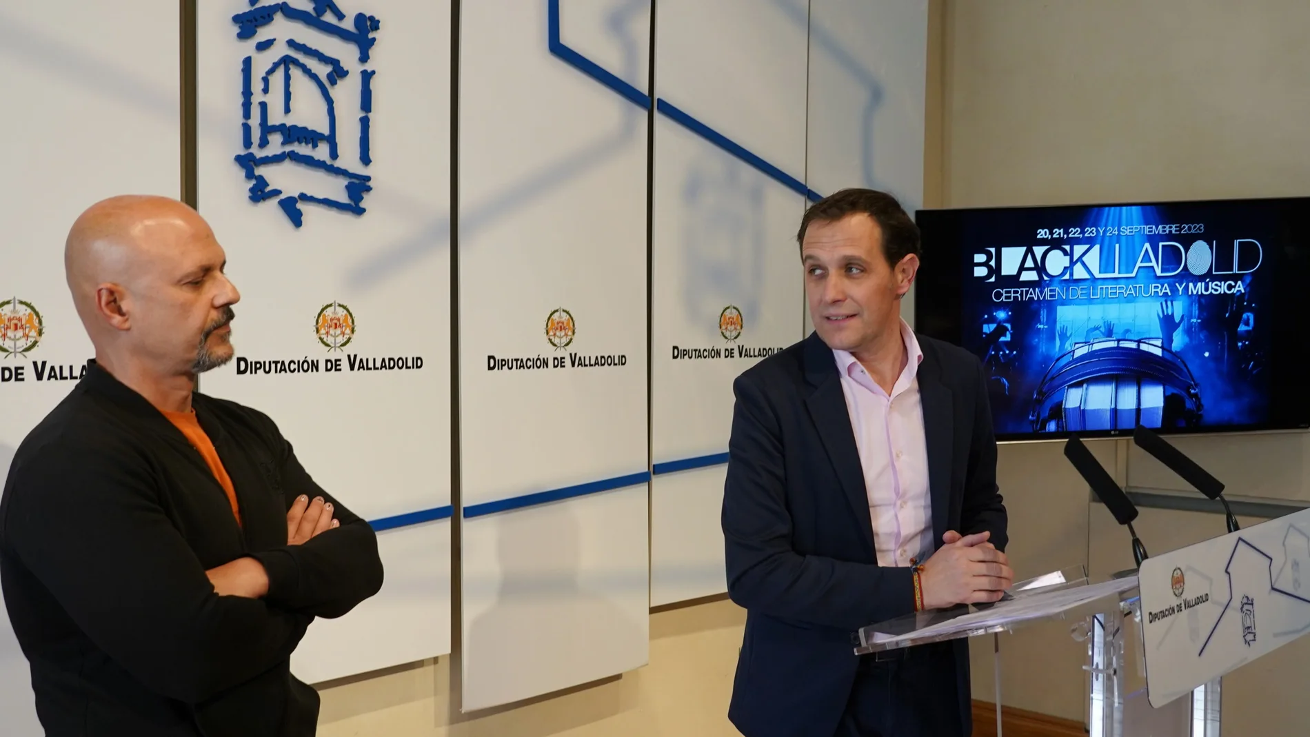 Conrado íscar, presidente de la Diputación de Valladolid, presenta el "Blacklladolid" junto al escritor César Pérez Gellida