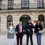 El secretario de Estado de Justicia, Tontxu Rodríguez, junto al alcalde de El Burgo de Osma, Antonio Pardo, y la delegada del Gobierno, Virginia Barcones