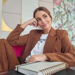 Paula Echevarría con traje marrón.
