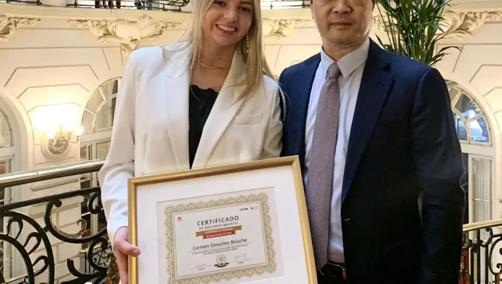Carmen González, con la beca que ha recibido de Huawei para continuar su formación y acometer el proyecto