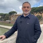 El escritor y sacerdote extremeño Jesús Sánchez Adalid, posa en Roma donde ha hablado con EFe de su última obra, "Una luz en la noche de Roma". El "síndrome K", una falsa enfermedad tan contagiosa que ahuyentó a los soldados alemanes durante la II Guerra Mundial, salvó a decenas de judíos en el hospital de la Isla Tiberina de Roma, escenario de la última novela de Sánchez Adalid. EFE/ Antonello Nusca