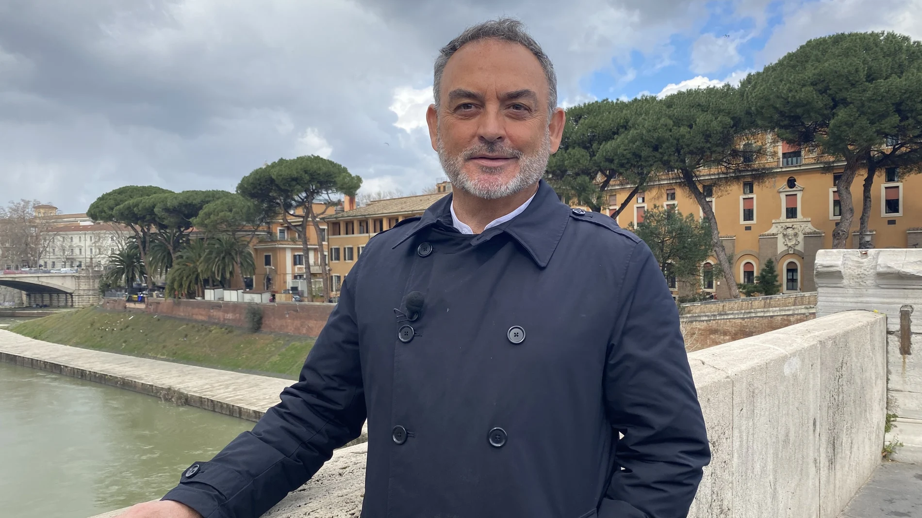 El escritor y sacerdote extremeño Jesús Sánchez Adalid, posa en Roma donde ha hablado con EFe de su última obra, "Una luz en la noche de Roma". El "síndrome K", una falsa enfermedad tan contagiosa que ahuyentó a los soldados alemanes durante la II Guerra Mundial, salvó a decenas de judíos en el hospital de la Isla Tiberina de Roma, escenario de la última novela de Sánchez Adalid. EFE/ Antonello Nusca