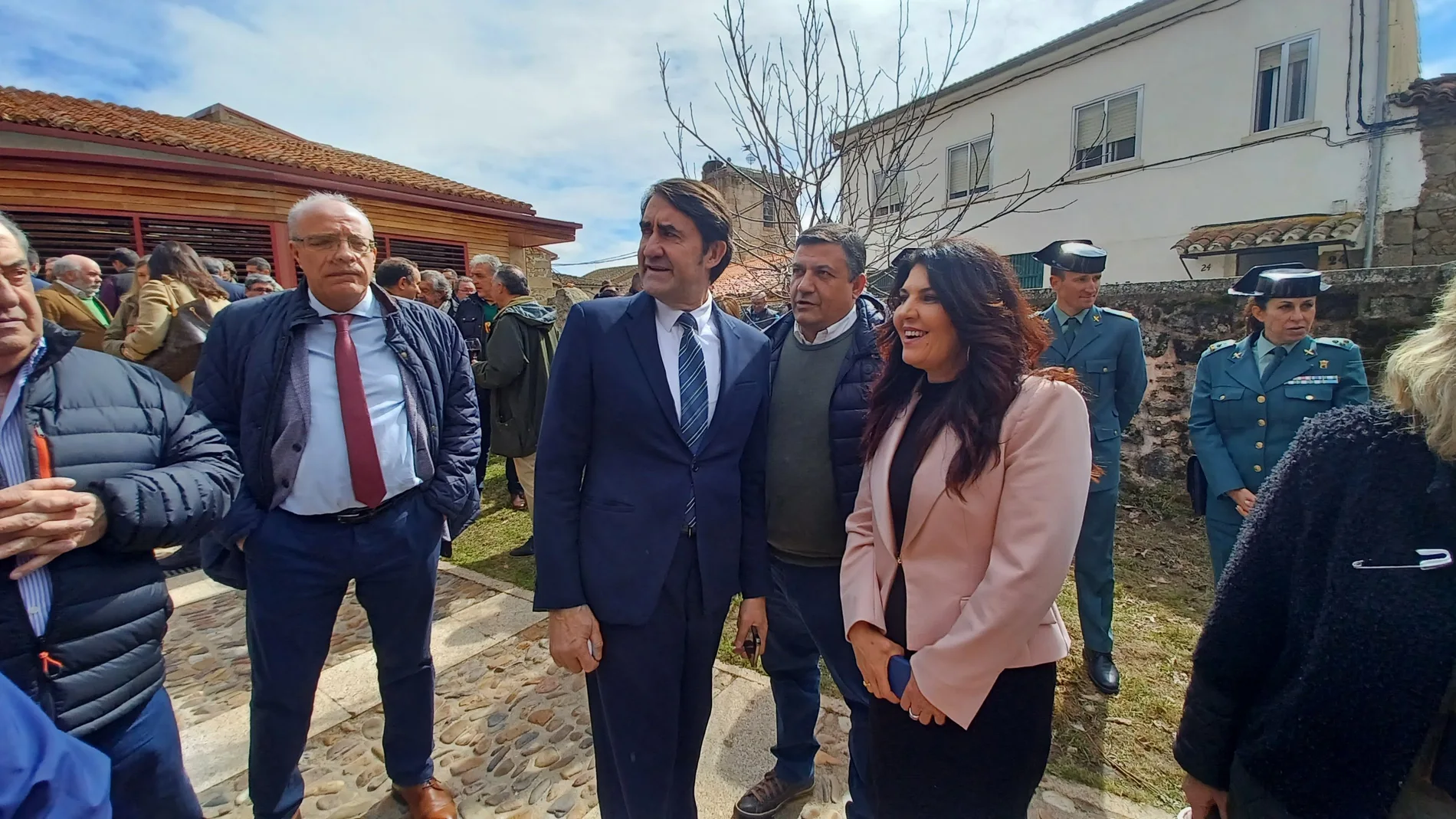 El consejero Suárez-Quiñones junto a Carlos García en la subasta