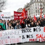 Manifestantes protestan en París contra la ley de pensiones del Gobierno