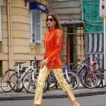 Las Influencer +50 llevan el pantalón dorado más en tendencia de la temporada 