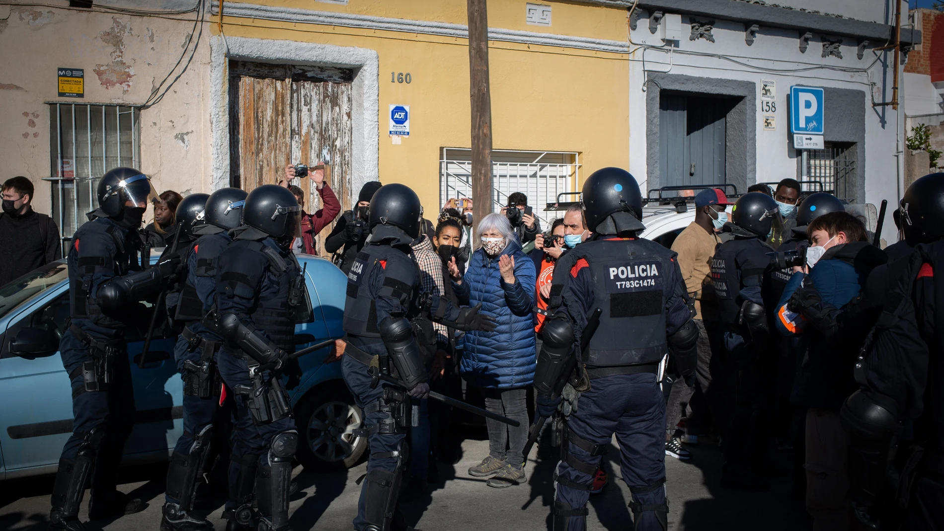 Varias personas intentar evitar el desalojo de la policía de una nave industrial okupada que se encuentra en desuso en la calle Progrés de Badalona (Barcelona)