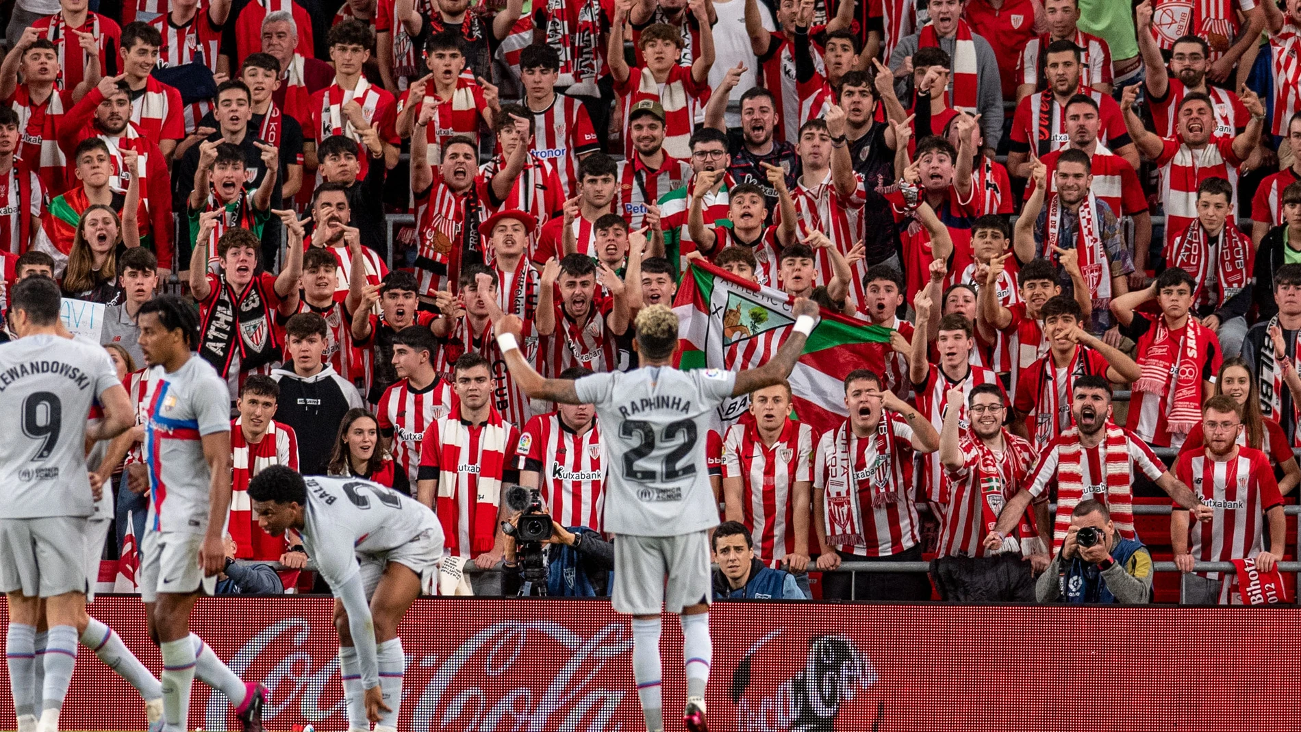 BILBAO, 12/03/2023.- El delantero brasileño del FC Barcelona, Raphinha, celebra el primer gol del equipo barcelonista durante el encuentro correspondiente a la jornada 25 de primera división que disputan hoy domingo frente al Athletic Club en el estadio de San Mamés, en Bilbao. EFE / Javier Zorrilla.