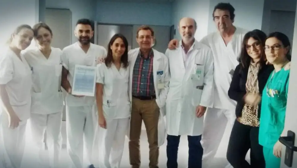 Carmen, la segunda por la derecha, junto al esquipo médico que la trató