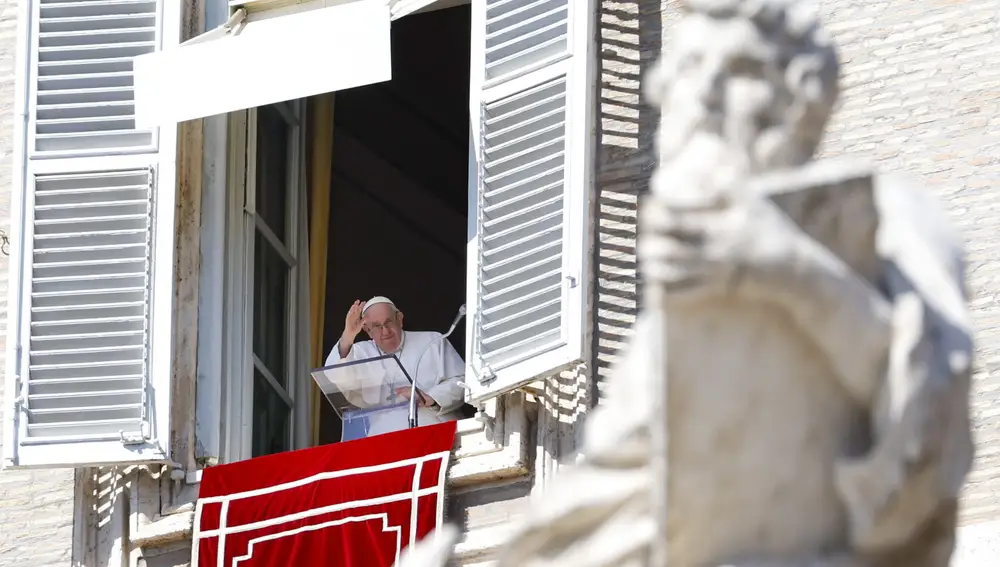 El Papa saluda desde la ventana de su oficina en la plaza de San Pedro