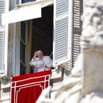El Papa saluda desde la ventana de su oficina en la plaza de San Pedro