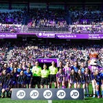 Foto de familia de las jugadoras del Real Valladolid y el Olímpico de León antes del partido