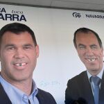 Cartel del líder del PPN, Javier García y el candidato al Ayuntamiento de Pamplona, Carlos García Adanero, con pintadas y pegatinas proetarras 