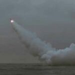 El submarino 8.24 Hero Ship disparó un misil en las aguas de la Bahía de Gyeongpo en el Mar del Este