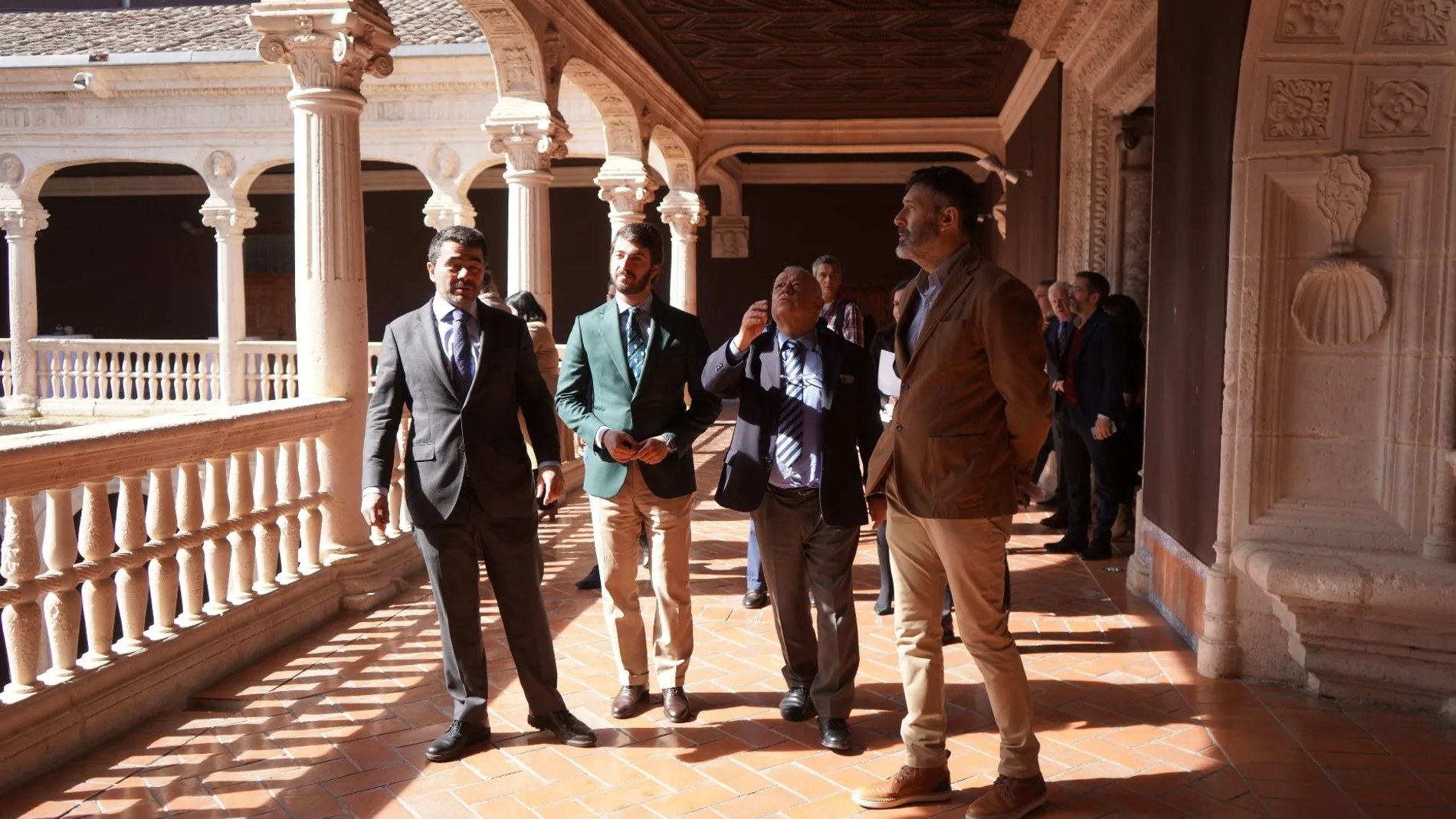 El vicepresidente de la Junta de Castilla y León, Juan García-Gallardo, ha presidido esta mañana en Peñaranda de Duero (Burgos) el acto de firma de la concesión del Palacio de los Condes de Miranda entre la Consejería de Cultura, Turismo y Deporte y la entidad Grupo Olmedo Hoteles S.L.