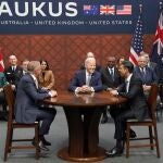 Joe Biden, junto al primer ministro australiano, Anthony Albanese, y el «premier» británico, Rishi Sunak, ayer en San Diego