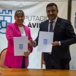 El presidente de la Diputación de Ávila, Carlos García, firma el acuerdo con Inmaculada Pose, directora de Faema