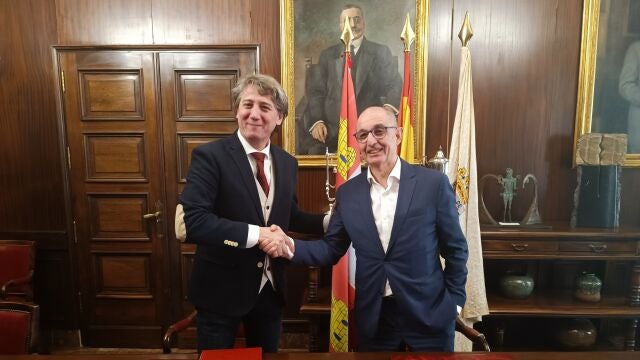 El alcalde de Soria, Carlos Martínez, junto al director general de Iberaval, Pedro Pisonero