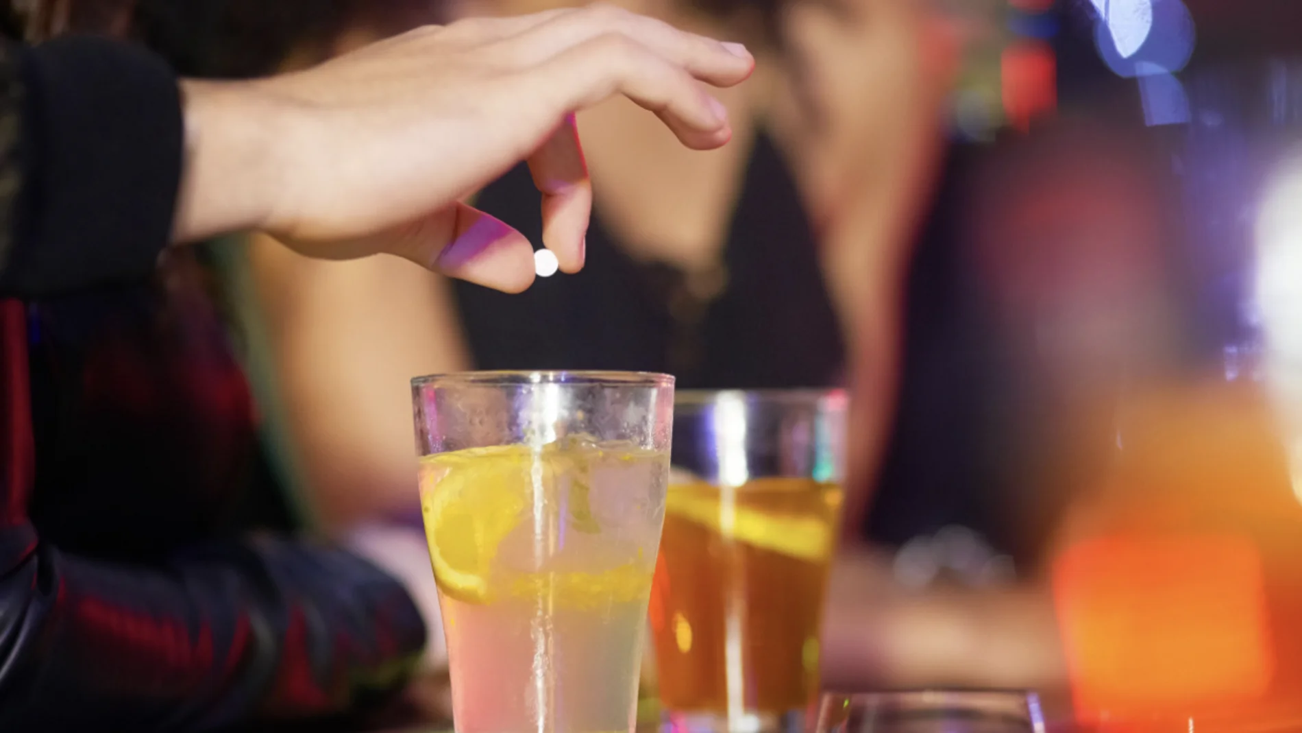 Droga en la bebida en una discoteca
