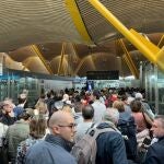 Economía.- ALA ve "inaceptables" las colas de los controles de pasaportes en Barajas y pide a Interior más policías