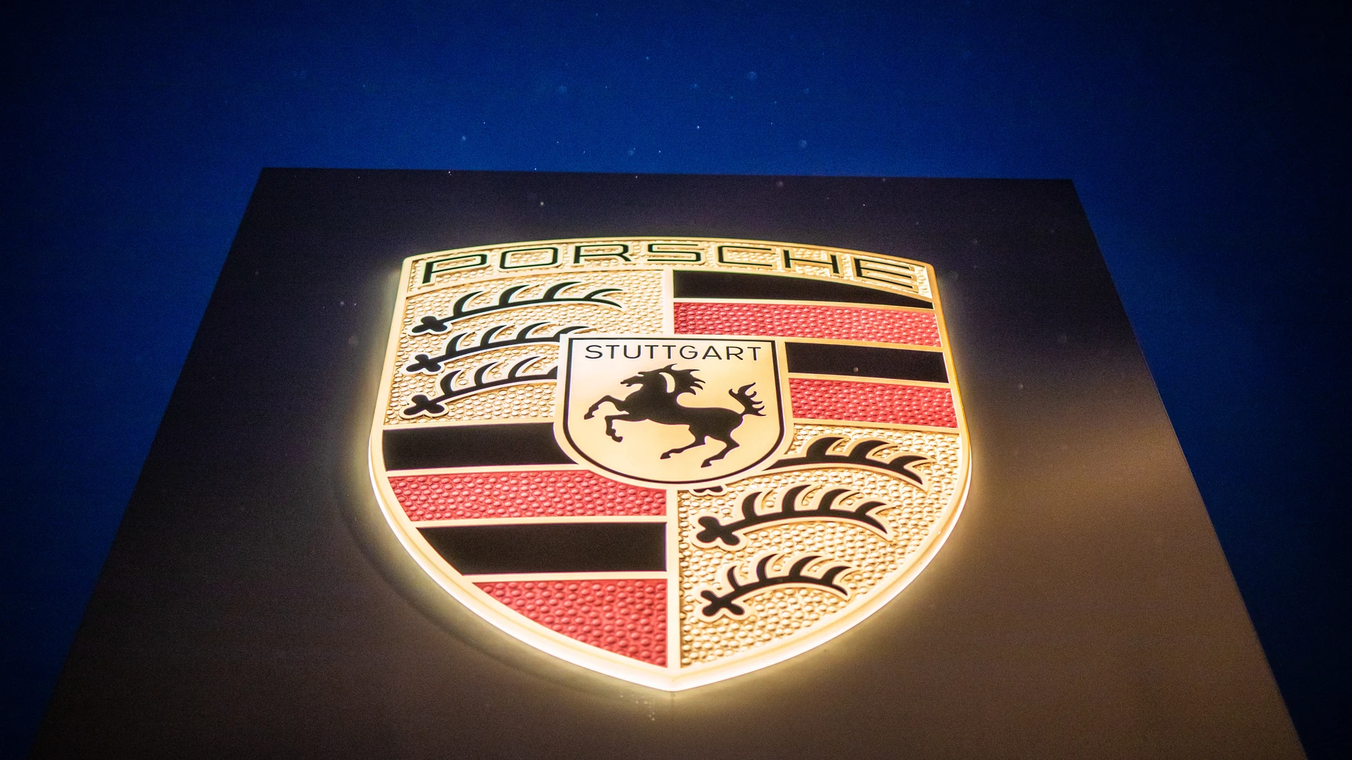 FILED - 19 December 2022, Baden-Wuerttemberg, Stuttgart: The Porsche carmaker's logo is seen at the Porsche Center in Stuttgart. German sports car manufacturer Porsche AG reported Thursday higher deliveries in fiscal 2022, despite the global crises impacting operations. Photo: Christoph Schmidt/dpa (Foto de ARCHIVO) 19/12/2022 ONLY FOR USE IN SPAIN