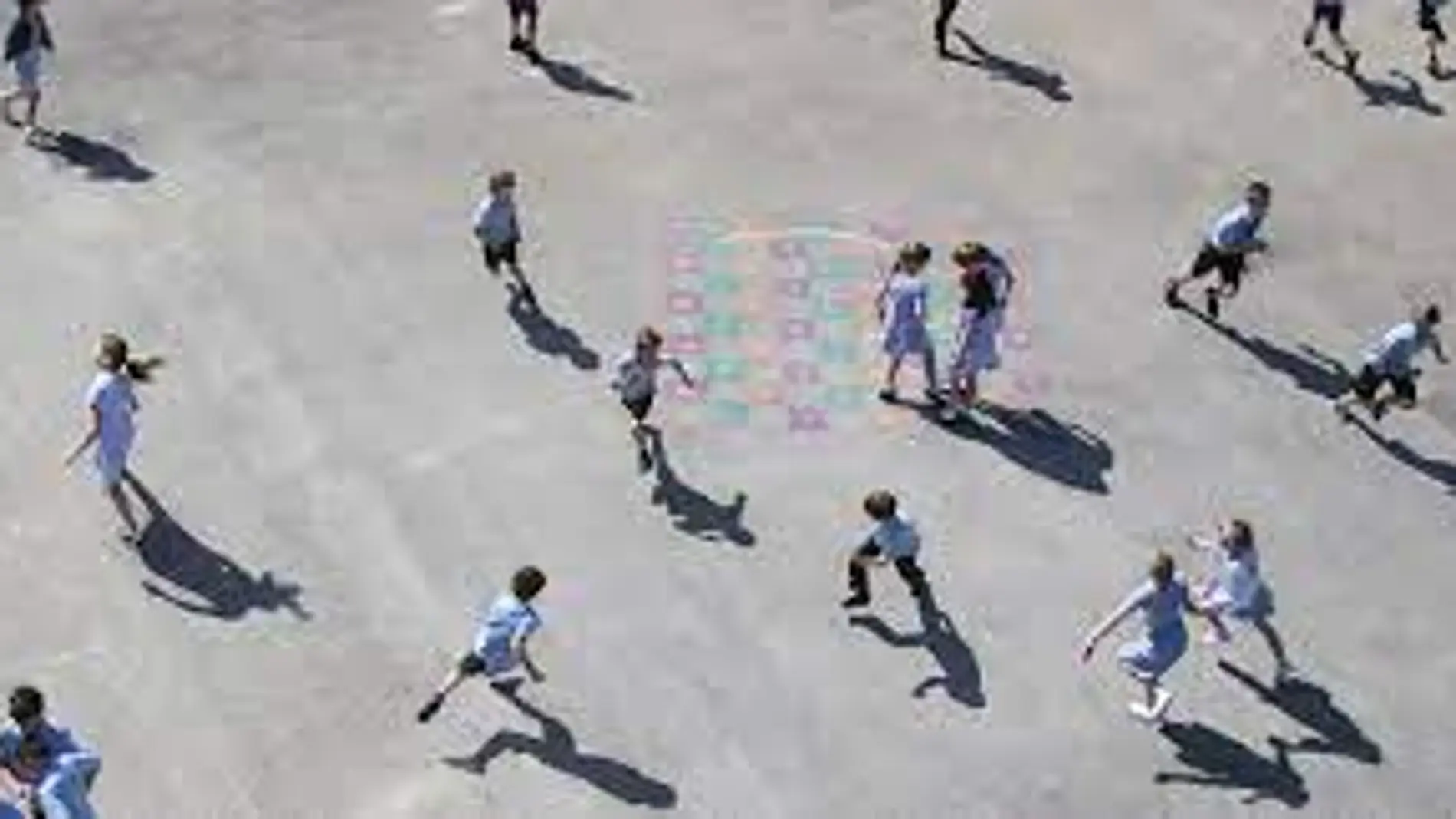 Niños en un patio colegio