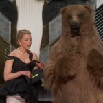 Elisabeth Banks junto sl oso vicioso ("Cocaine bear")