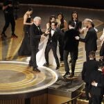 Jonathan Wang (C) and the cast and crew after winning the Oscar for Best Picture for 'Everything Everywhere All at Once' and Harrison Ford during the 95th annual Academy Awards ceremony at the Dolby Theatre in Hollywood, Los Angeles, California, USA, 12 March 2023. The Oscars are presented for outstanding individual or collective efforts in filmmaking in 24 categories. (Estados Unidos)