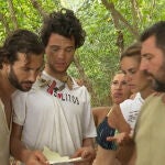 Los concursantes de 'Supervivientes 2023' leyendo su castigo