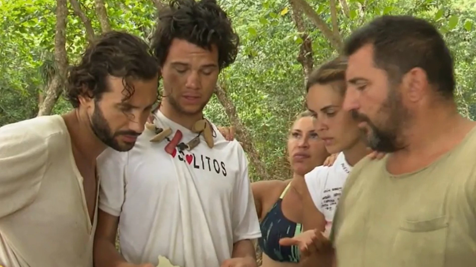 Los concursantes de 'Supervivientes 2023' leyendo su castigo