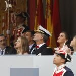 La Princesa Leonor junto a sus padres y su hermana durante un desfile militar