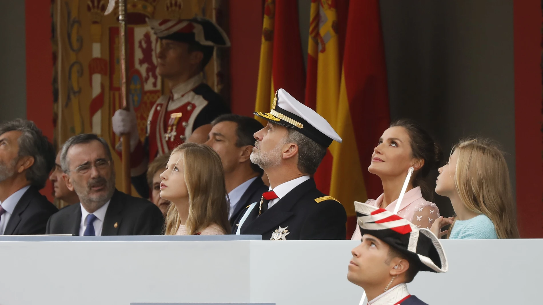 La Princesa Leonor junto a sus padres y su hermana durante un desfile militar
