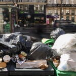 Basura apilada en las calles de París tras días de huelga