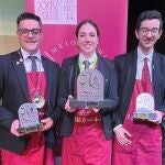 La ganadora Elia María Arranz, junto a Antonio Fernández y Adrián Navarro,