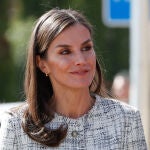 La Reina Letizia ha estrenado la chaqueta de Massimo Dutti.