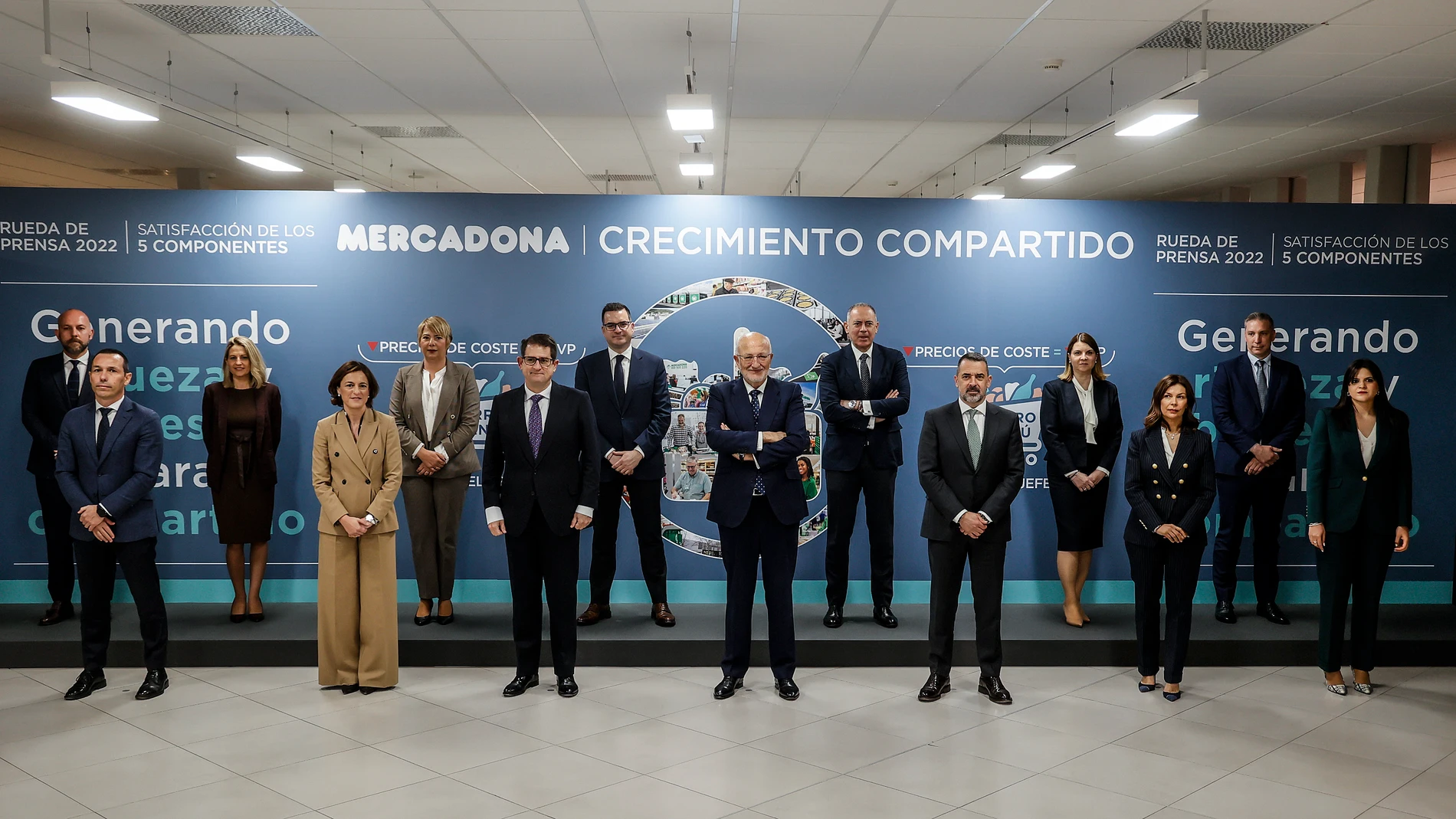 El presidente de Mercadona, Juan Roig (c), durante una rueda de prensa para informar sobre la situación actual y futura de los cinco Componentes de Mercadona, en el Centro de Coinnovación del Jarro, a 14 de marzo de 2023, en Paterna, Valencia, Comunidad Valenciana (España). Durante el acto, el presidente de Mercadona ha afirmado que la empresa ha ganado 718 millones de euros, un 5,6% más que el año pasado. Además, ha comentado que el margen bruto de Mercadona en 2021 estaba en un 26% y ahora en un 25% debido al impacto de la inflación. Para 2023, Roig prevé que los costes serán alrededor de 500 millones de euros, y asegura que Mercadona mejorará la productividad. 14 MARZO 2023;MERCADONA;EMPRESA;ECONOMÍA;FINANZAS;SITUACIÓN;SITUACIÓN ECONÓMICA;EUROS;GANADO;BENEFICIO;COSTES;INFLACIÓN Rober Solsona / Europa Press 14/03/2023