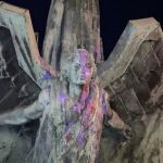 Detalle de las manchas de pintura sobre el monumento de Santa Cruz de Tenerife
