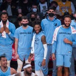 Ja Morant, en el centro, rodeado de compañeros de los Grizzlies