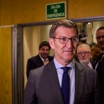 El presidente del PP, Alberto Núñez Feijóo, presenta al presidente de Murcia, Fernando López Miras, durante un