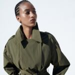 En todos los tonos y diseños, el trench es esa prenda que jamás pasará de moda