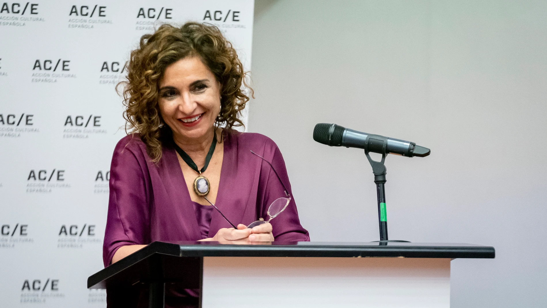 La ministra de Hacienda y Función Pública, María Jesús Montero, interviene durante la presentación del legado y memoria audiovisual de las actividades de España en la Feria del Libro de Fráncfort 2022, en el Instituto Goethe, a 15 de marzo de 2023, en Madrid (España). Bajo el lema ‘Creatividad desbordante’, España participó como país Invitado de Honor en la Feria del Libro de Fráncfort 2022, que se celebró del 19 al 23 de octubre del año 2022. El proyecto estuvo dirigido por el Ministerio de Cultura y Deporte a través de la Dirección General de Libro y Fomento de la Lectura, junto a Acción Cultural Española (AC/E) y la Federación del Gremio de Editores de España y se trató de un programa de encuentros y conversaciones con escritores, traductores, ilustradores y profesionales del sector del libro recogidos en un archivo audiovisual y transmedia. 15 MARZO 2023;LEGADO;MEMORIA AUDIOVISUAL;FERIA DEL LIBRO DE FRÁNCFORT;PROYECTO;ENCUENTROS;CONVERSACIONES;PROFESIONALES;SECTOR;LIBRO;ARCHIVO AUDIOVISUAL;TRANSMEDIA A. Pérez Meca / Europa Press 15/03/2023