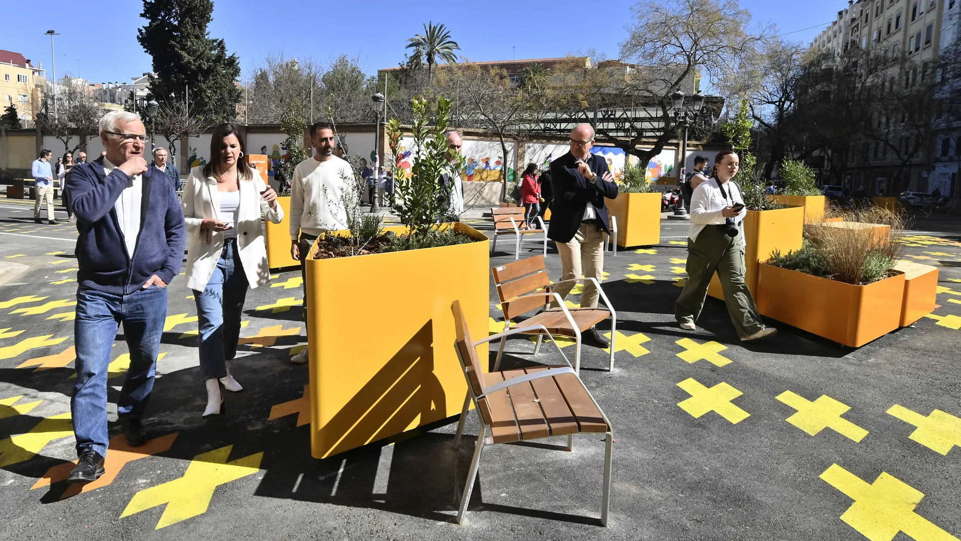 Ribó y Gómez pasean por la zona central de la supermanzana