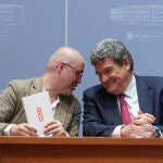 José Luis Escrivá, Ministro de Inclusión, Seguridad Social y Migraciones, en la firma de la reforma, hoy, con Unai Sordo, secretario general de CC OO