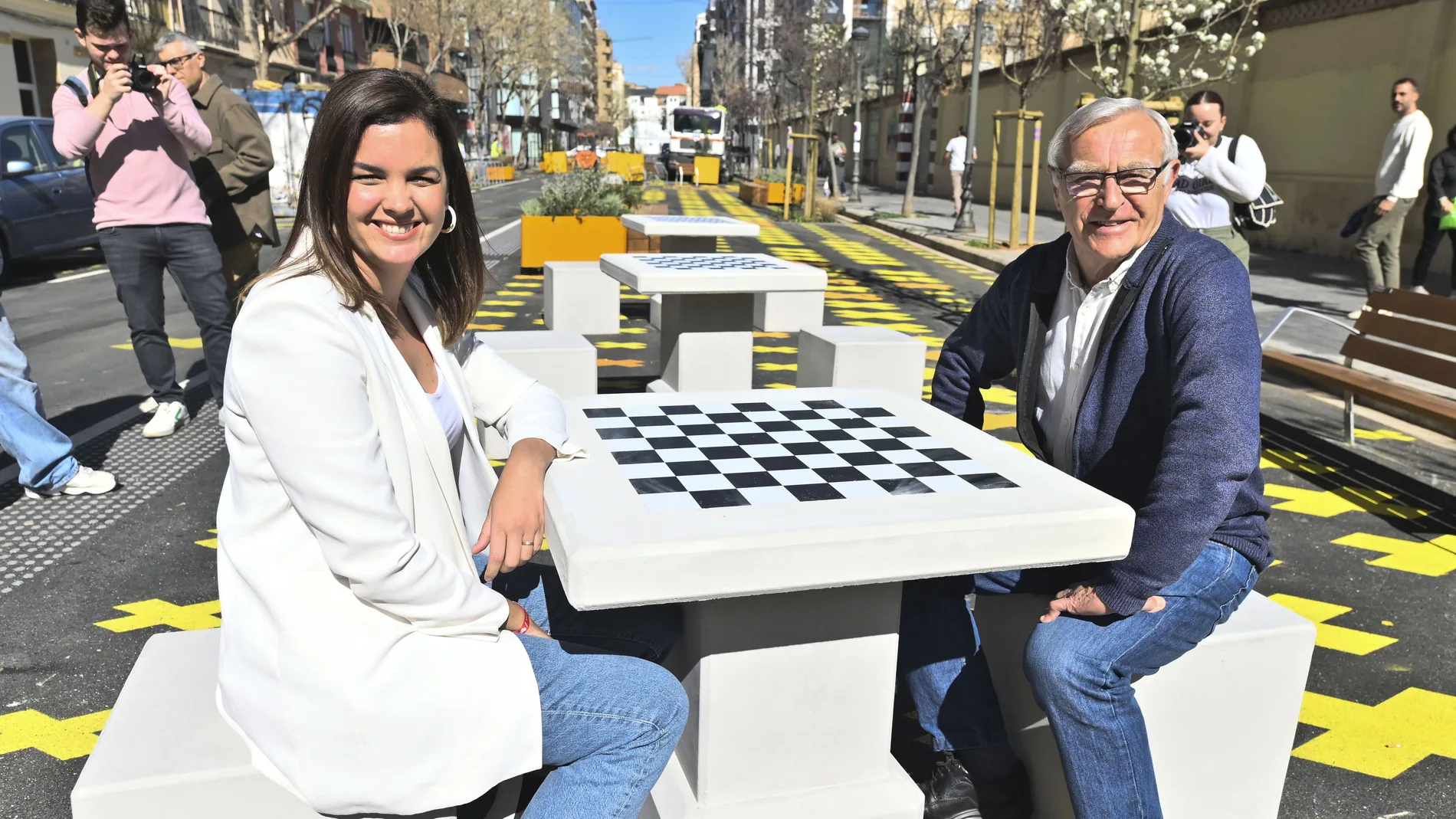 Gómez y Ribó, en una de las mesas para jugar al ajedrez en la calle