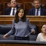 Las ministras de Asuntos Sociales y Agenda 2030, Ione Belarra (i), e Igualdad, Irene Montero (d), durante la sesión de control que se celebra, este miércoles, en el Congreso de los Diputados. 