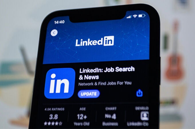Linkedin quiere la información de publicaciones y CVs para entrenar a su IA generativa